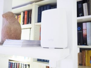 Netgear Orbi im Regal