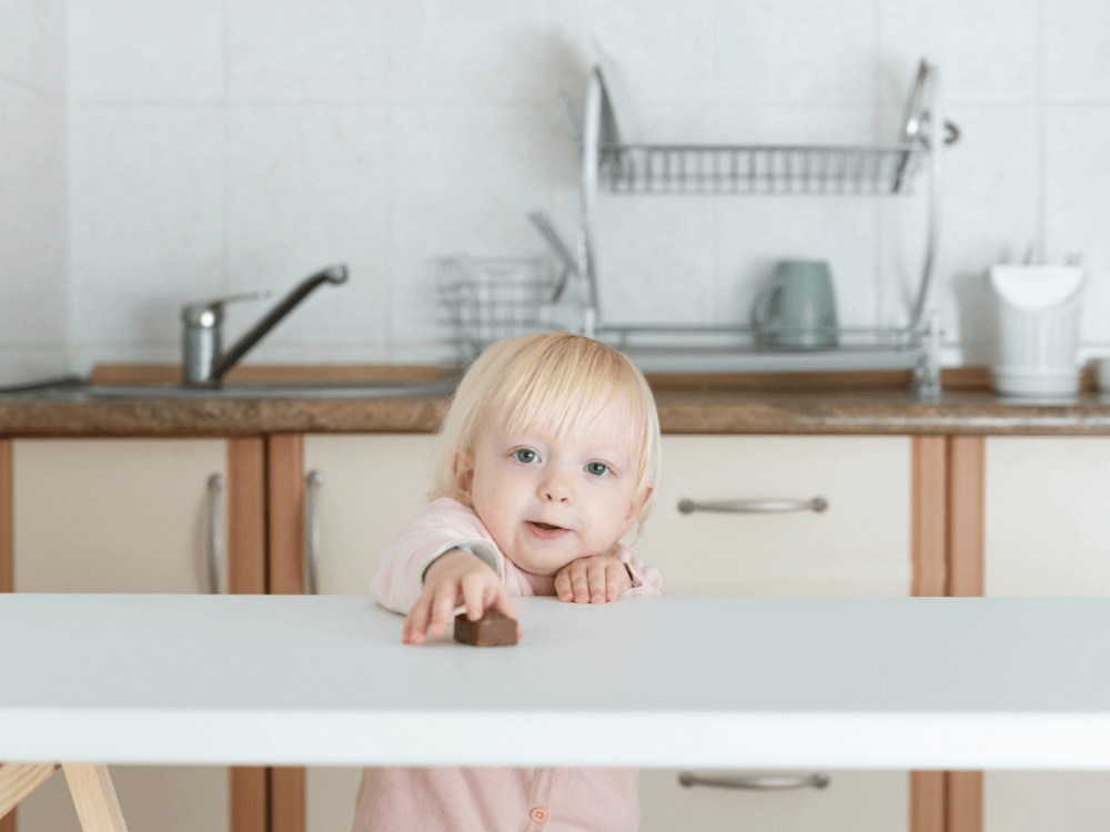 Kind Motivation helfen im  Haushalt