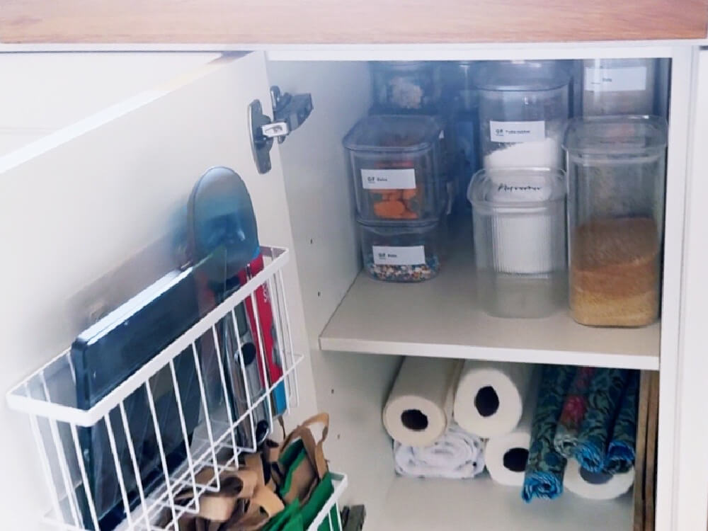 Schrank Vorratsgläser