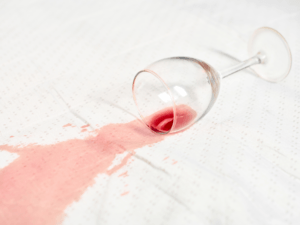 Weinfleck nicht mit heissem Wasser entfernen