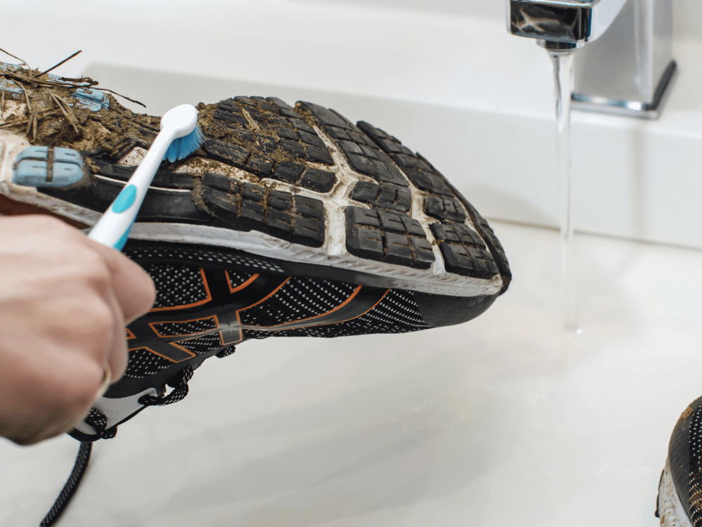 Sneaker in der Waschmaschine waschen oder per Hand